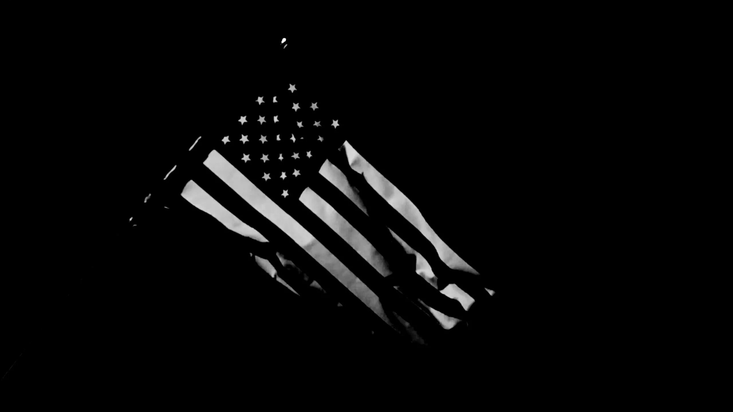 Картинки черного флага. Флаг на черном фоне. Черное Знамя. Темный флаг. Американский флаг на черном фоне.