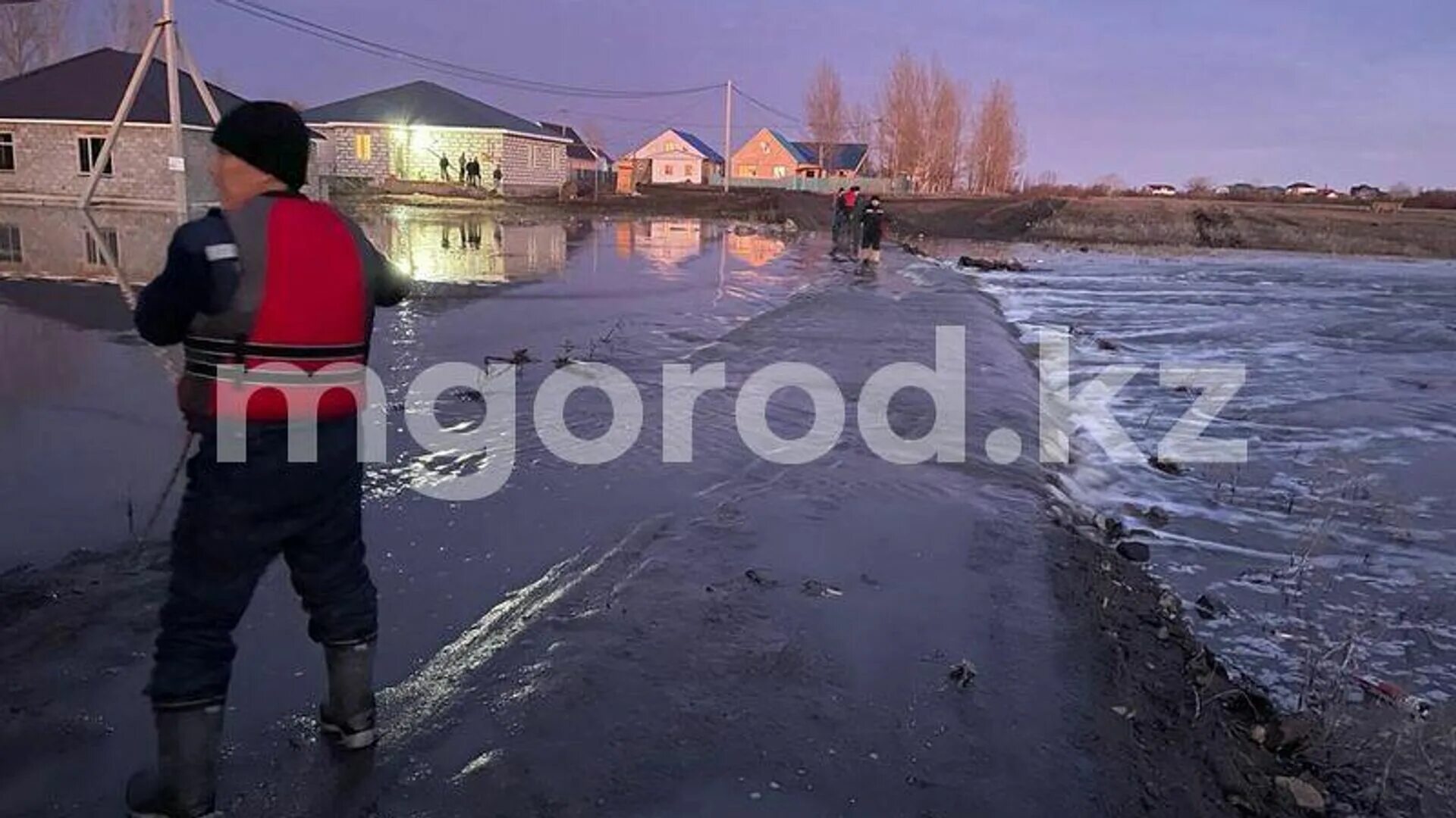 Подтопление уральска сегодня казахстан. Наводнение. Паводок. Затопление. Наводнение ЗКО.