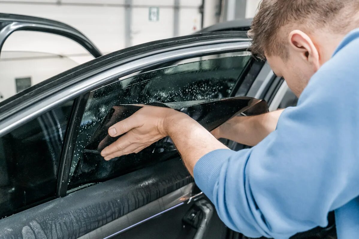 Боковые стекла автомобиля тонировка. Тонировка авто. Тонировка стекол автомобиля. Тонирование стекол авто. Тонирование автостекол.