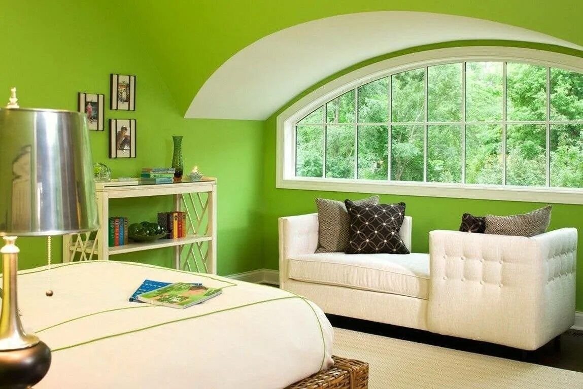 Салатовый цвет краски. Салатный цвет в интерьере. Комната с зелеными стенами. Зеленый цвет в интерьере. Светло зеленые стены.