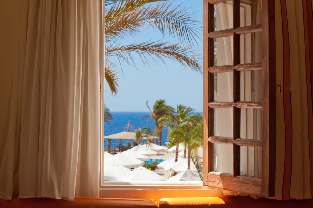 Вид из космического корабля в космосе. View out. Родос море. Красивые окна. Вид из небоскреба.