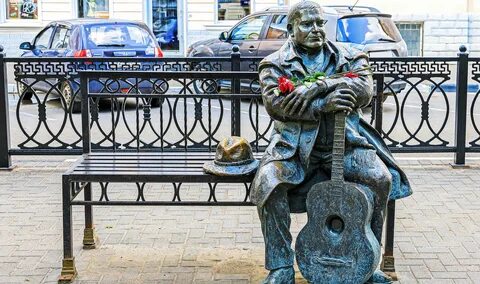 В каком городе памятник кругу