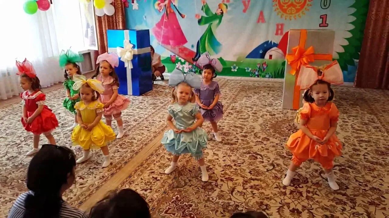 Танцы в детском саду видео. Танец кукол в детском саду. танцы в детсаду. танец лялечка в детском саду. танец куколок в детском саду.