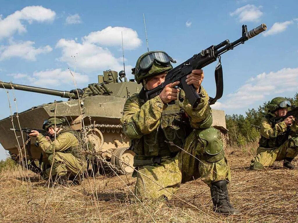 Армия снова в бою. Российский солдат. Российские войска. Украинские военные. Армия РФ.