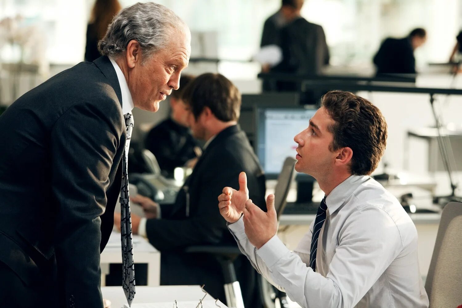 спор умных людей. мудрые мысли. спор умных людей. конфликт. две женщины ругаются.