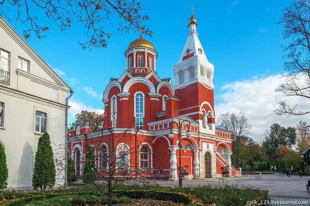 Петра и павла в шуваловском парке. Храм благовещения пресв. Храм благовещения в петровском парке. Парголово шуваловский парк. Храм благовещения пресвятой богородицы в петровском парке.