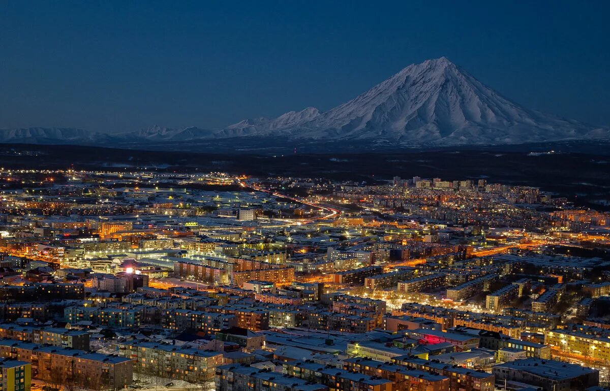 петропавловск-камчатский вулканы в городе. усть-камчатск камчатский край. камчатка город петропавловск. пермь камчатка время. камчатка панельки.