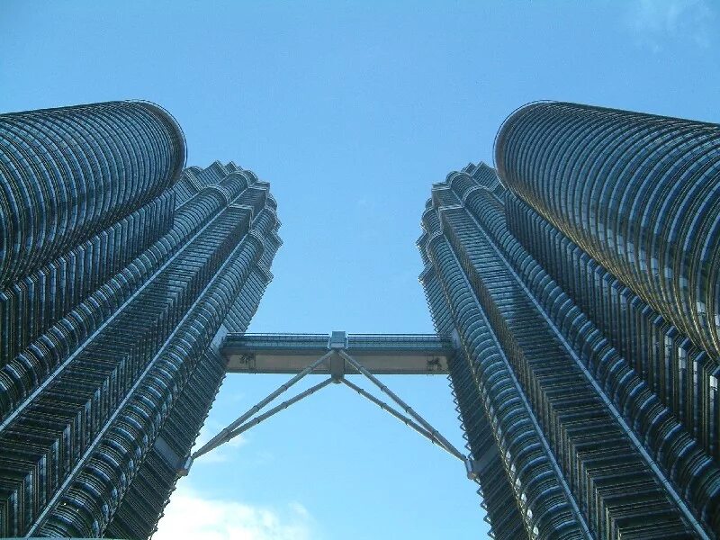 Башни близнецы петронас. Куала лумпур переходы между зданиями. Две башни соединенные мостом дубай. Башни-близнецы петронас, куала-лумпур, малайзия. Башни петронас 1, 2.