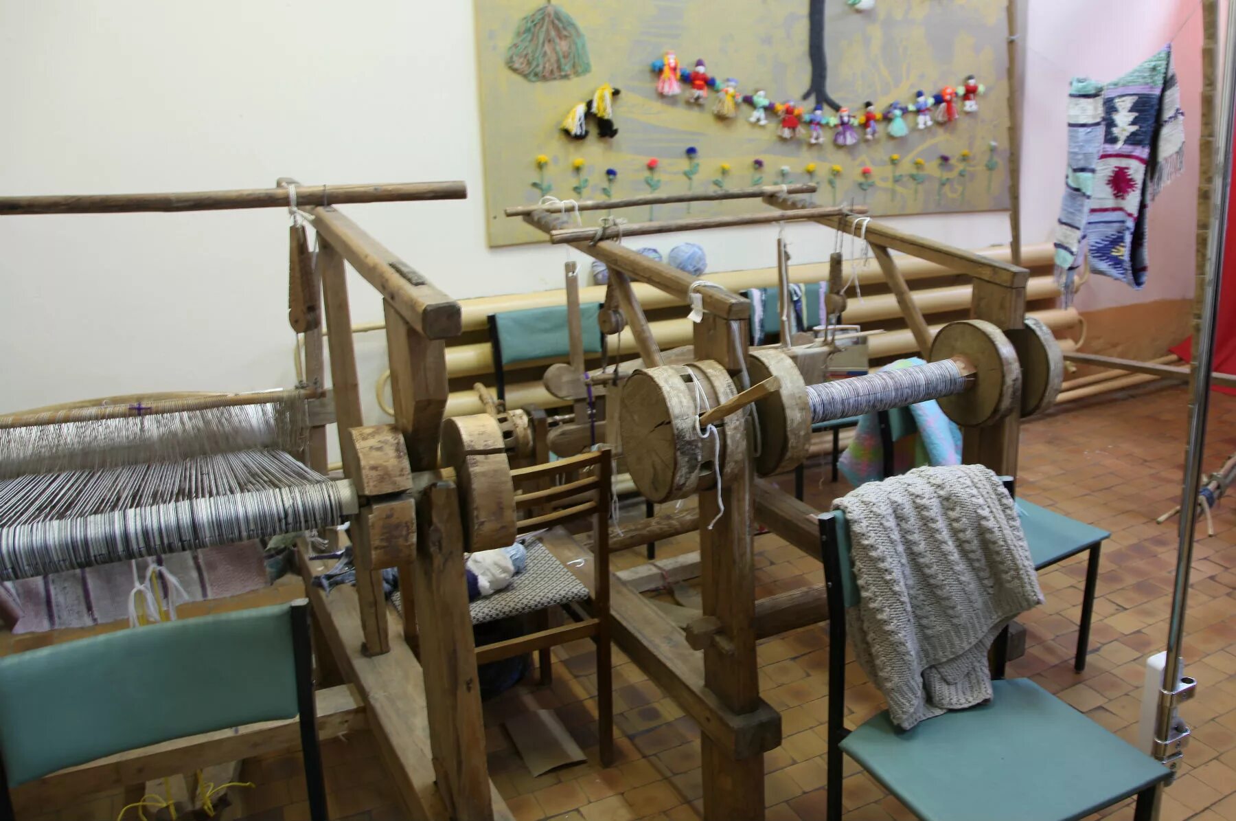 Вертикальный ткацкий станок вятичи. Как называется ткацкое. Русская изба ткацкий стан. Ткацкий станок смит lp500. Ткацкий станок смит lp500.