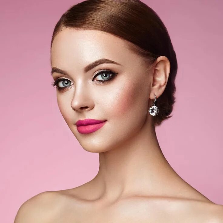 Лицо девушки для макияжа. Портрет девушки с собранными волосами. Девушка с красивоом маккияжем .на розовой фоне. Визажист портрет.