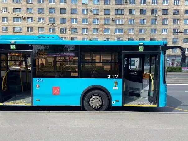 На Малой Балканской автобус снес дорожный знак