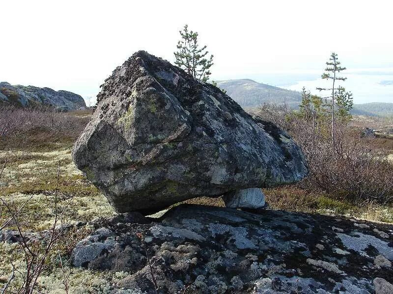 Валун весом 10 тонн. Обрушение края скалы. Подпер угорские горы своими плечами железными. Подпер угорские горы своими плечами железными. Городище иднакар глазов.