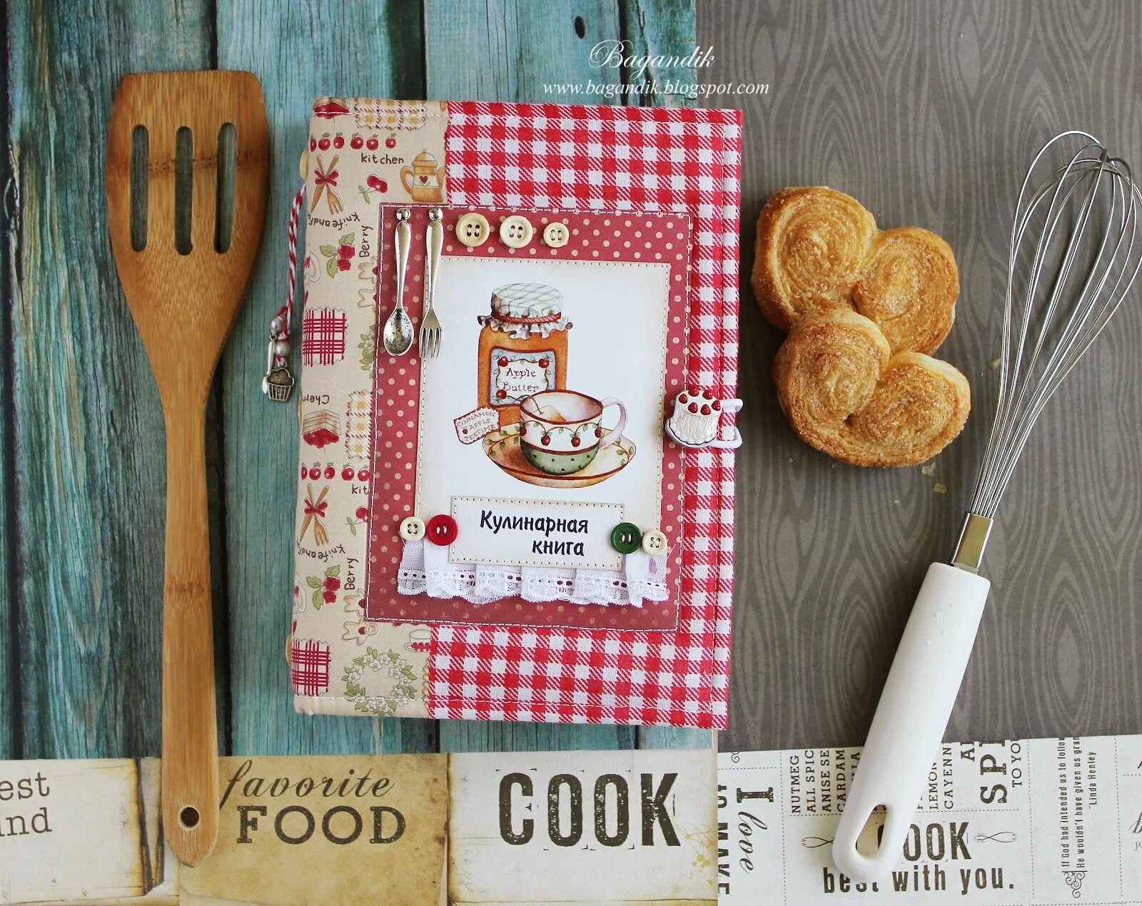 Записная книжка для рецептов. Блокнот для рецептов. Книга кулинарных рецептов. Кулинарная книга скрапбукинг. Самодельные кулинарные книги.