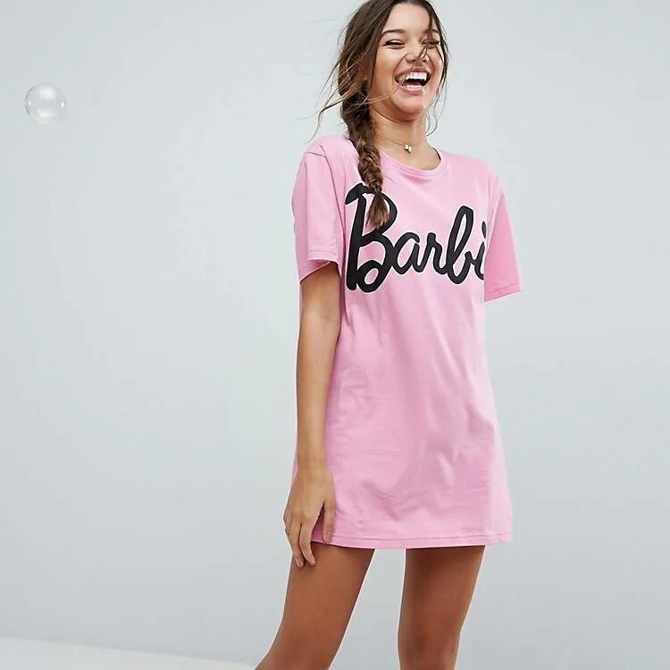 Длинная майка. Майка женская длинная для сна. Девушки в длинной майке. Домашняя одежда для женщин. Девушка в длинной футболке.