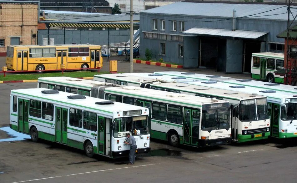 Мосгортранс автопарк. Автобусный парк Мосгортранс. Автопарк автобусов. Парк автобусов. Московские городские автобусы.