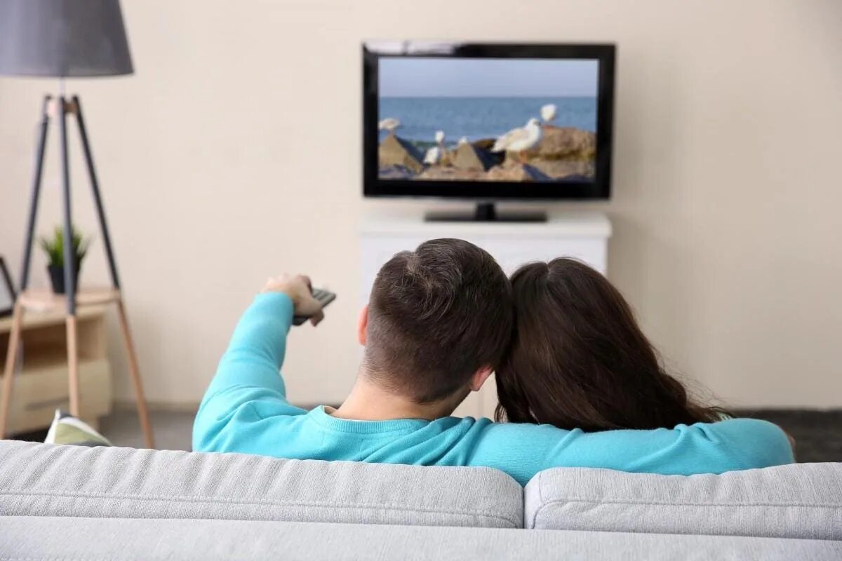 They watching tv now. Семья возле телевизора. Человек телевизор. Телевизор для фотошопа. They watching tv now.