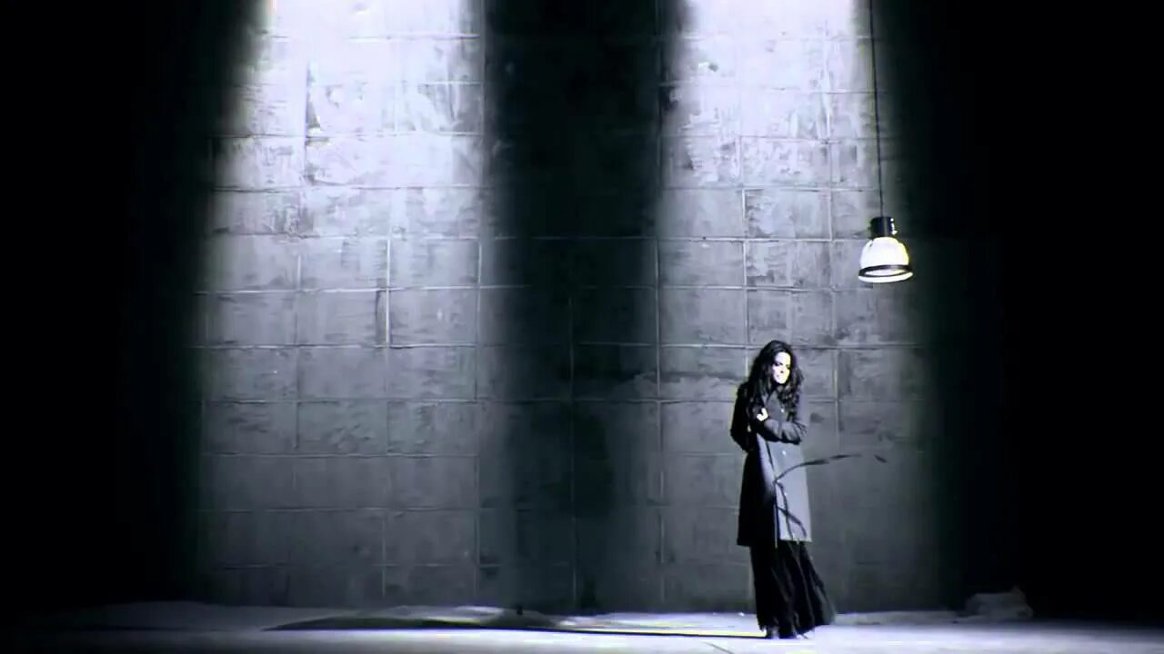 Наталия королева стояла и плакала. Песня стояла и плакала наташа. Королева стояла и плакала. Наташа королева плачет фото. Фото королевой из клипа стояла и плакала.