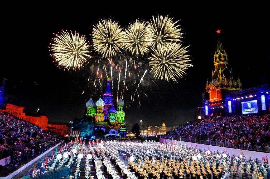 Сегодня на красной площади мероприятия в москве. Красная площадь праздник. Парад салют. Парад на красной площади салют. Празднование государственных праздников.
