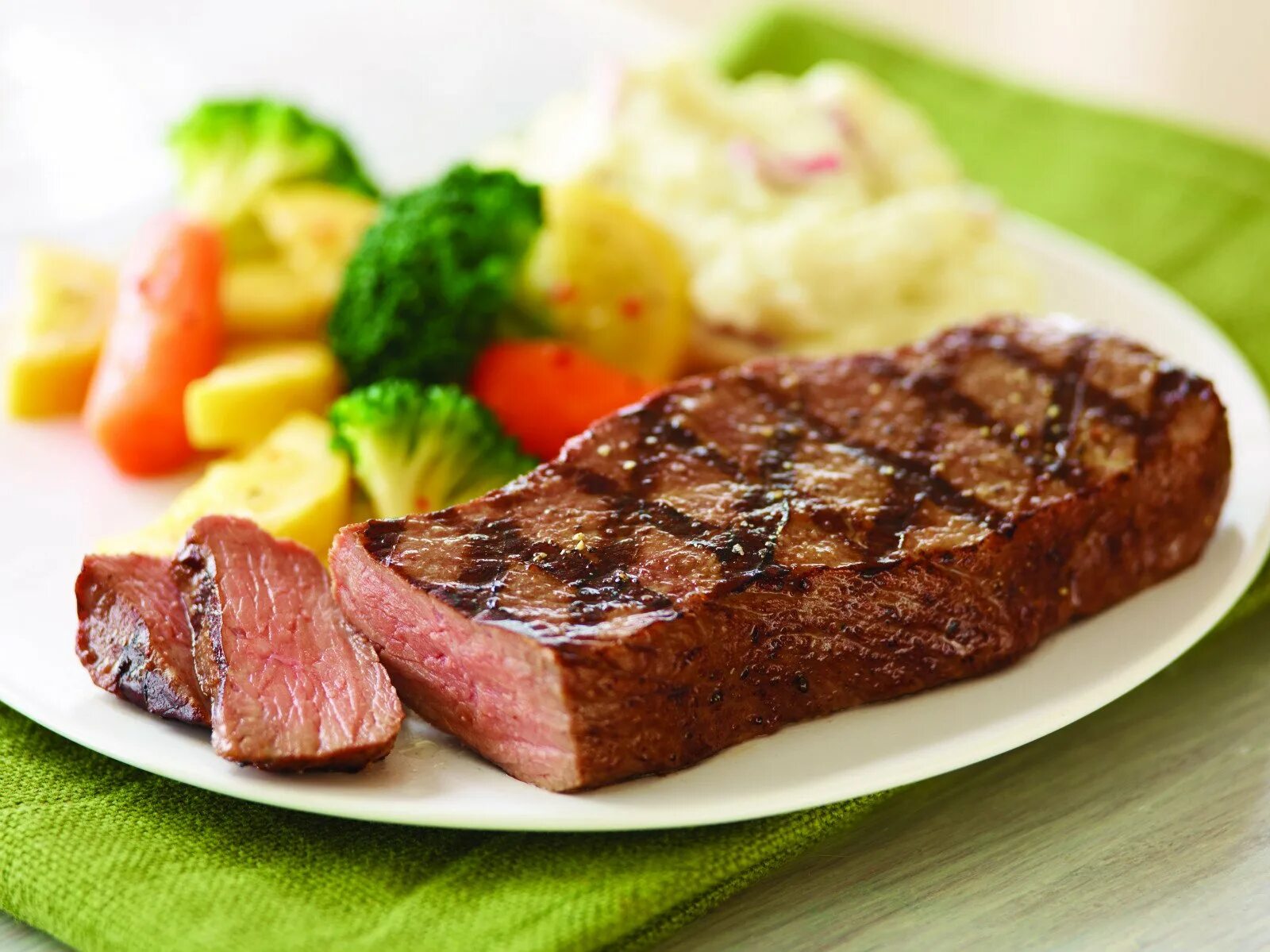 Стейк вкус. Жареный стейк. бифштекс. стейк на тарелке. стейк говядина.