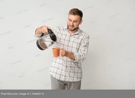 Мужчина наливает чай