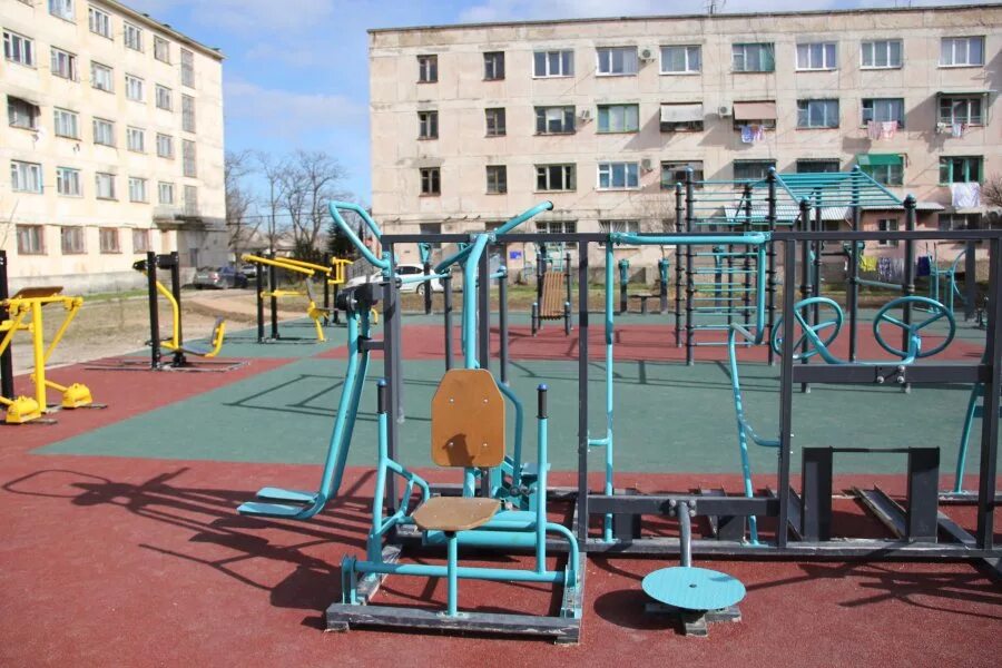 Уличный тренажерный комплекс. Спортплощадка воркаут. Уличные тренажеры. Тренажеры в парке. Уличные спортивные тренажеры.