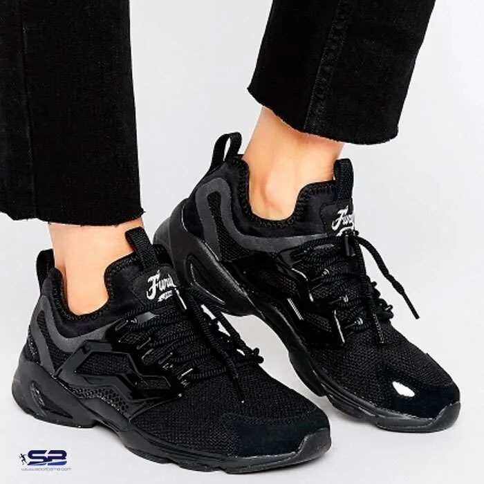 Купить черные кроссовки. Кроссовки Reebok Fury adapt. Fury Reebok черные кожаные. Чёрные кроссовки женские. Кроссовки женские чёрные с чёрной подошвой.