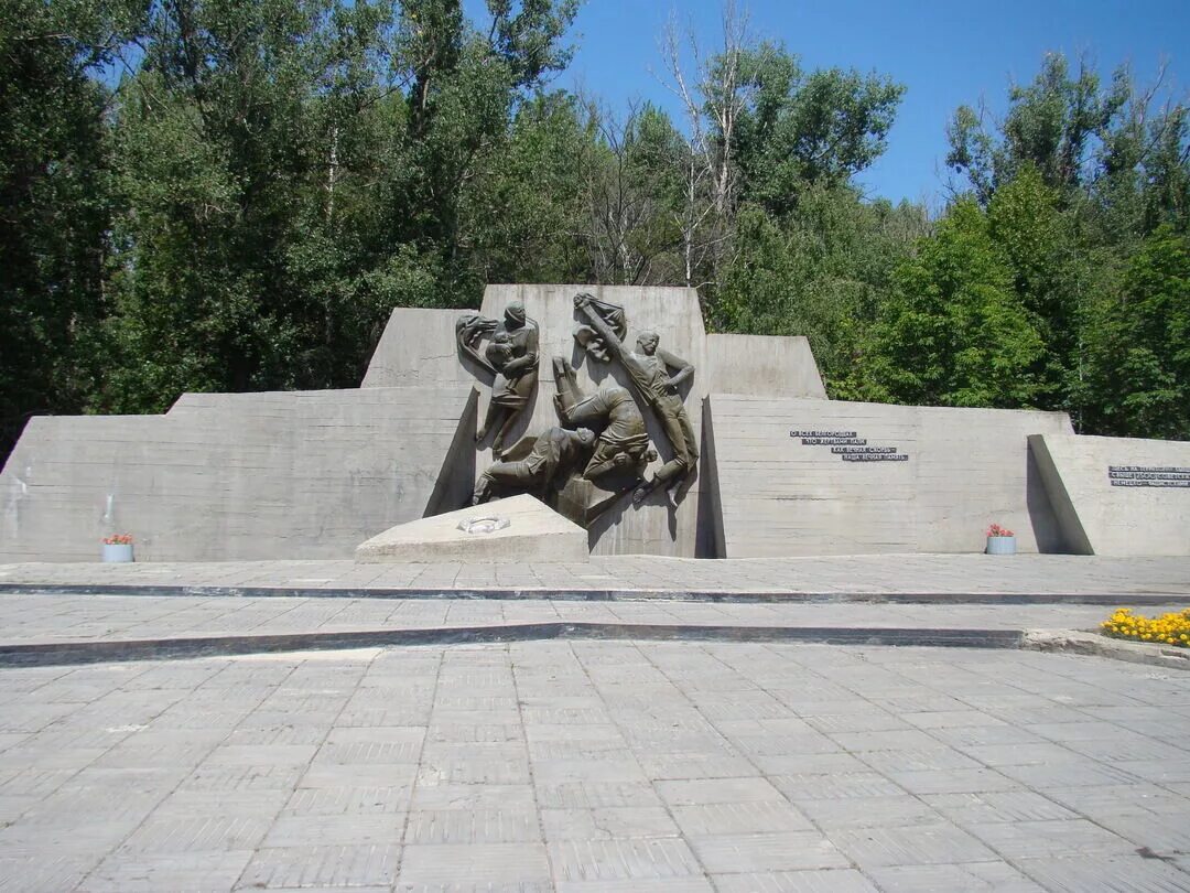 Мемориал жертвам оккупации в Белгороде. Парк памяти Гагарина Белгород. Памятник в парке Гагарина Белгород. Парк памяти белгород