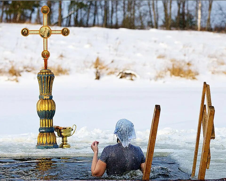 Купание на крещение. Почему крещение зимой а не летом. Почему крещение зимой а не летом. Крещение зимой. Крещенские купания.