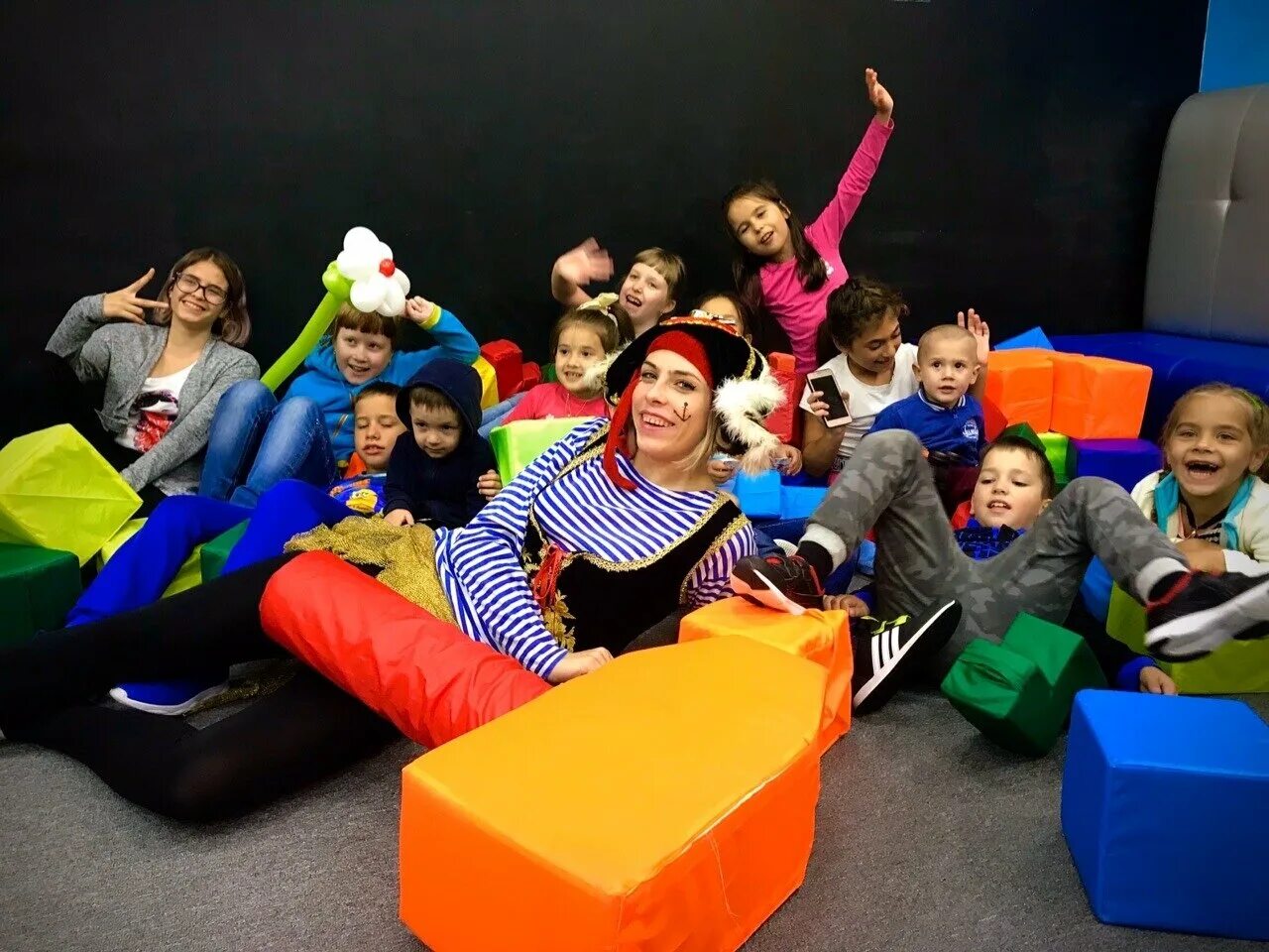 Детский аниматор. Игровой реквизит для аниматоров. Поролоновые кубики аниматоры. Костюм аниматора детского праздника. Ставрополь поролоновое шоу.