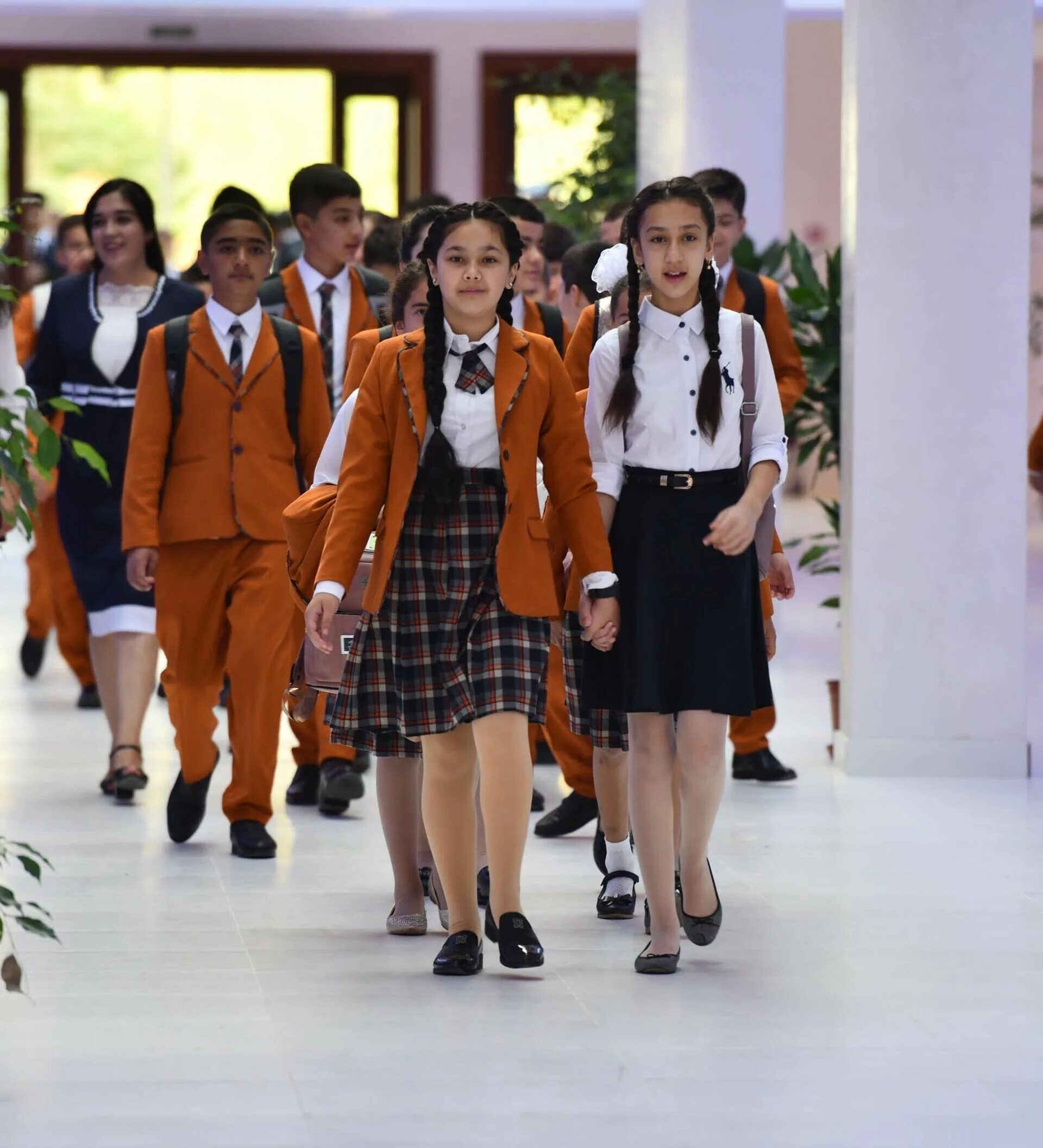 Школы города душанбе. Школа в Таджикистане. Российская школа в Душанбе. Самый красивый школа в Таджикистане. Школьная форма Таджикистана.