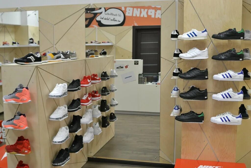 Кировские магазины обуви. Магазин кроссовок Киров. Sneaker Store Октябрьский. Магазин кроссовок Горького 63 Киров кроссовки. Кроссовки в магазинах Кирова.