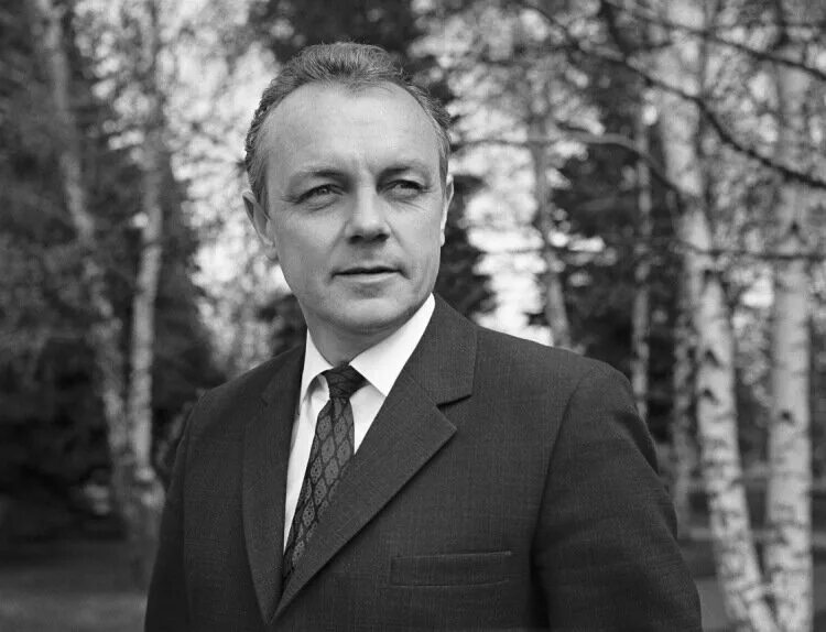 Кирилл лавров биография личная жизнь В него была влюблена Быстрицкая. Женщины в жизни Кирилла Лаврова Кино и ТВ Cвобо