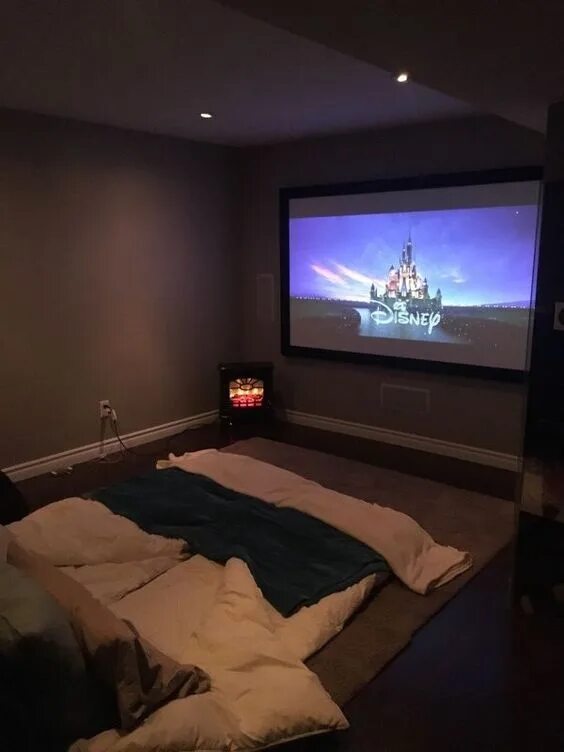 В спальне перед телевизором. Кинотеатр в спальне. Уютная комната с проектором. Проектор в спальне. Комната с большим телевизором.