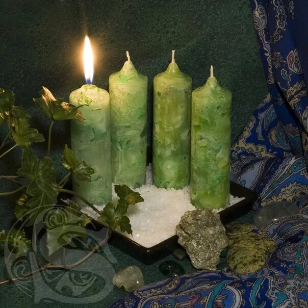 Свечи зеленого цвета. Свечи магия Остара. Остара ритуалы свечи. Свеча зеленая. Зеленая свеча в магии.
