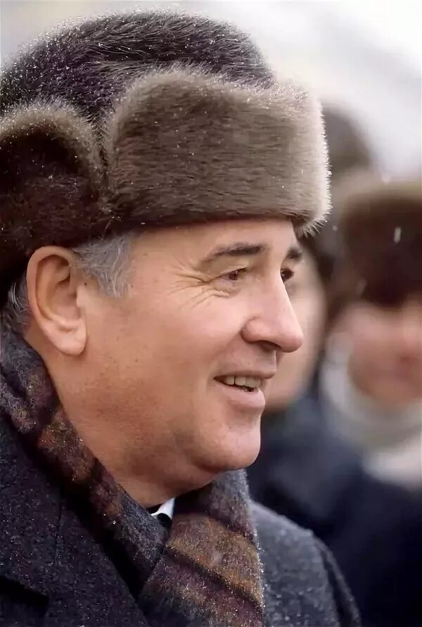 Как называется шапка как у пальто. Шапка пыжиковая горбачев. каракулевая шапка пирожок политбюро. шапка каракуль брежнев политбюро. каракулевая шапка горбачева.