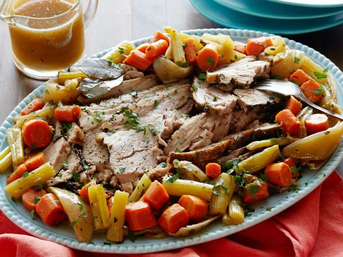Мясо запеченное с овощами в духовке. Мясо с овощами. мясо с овощами в духовке. мясо запеченное с овощами. говядина с овощами в духовке.