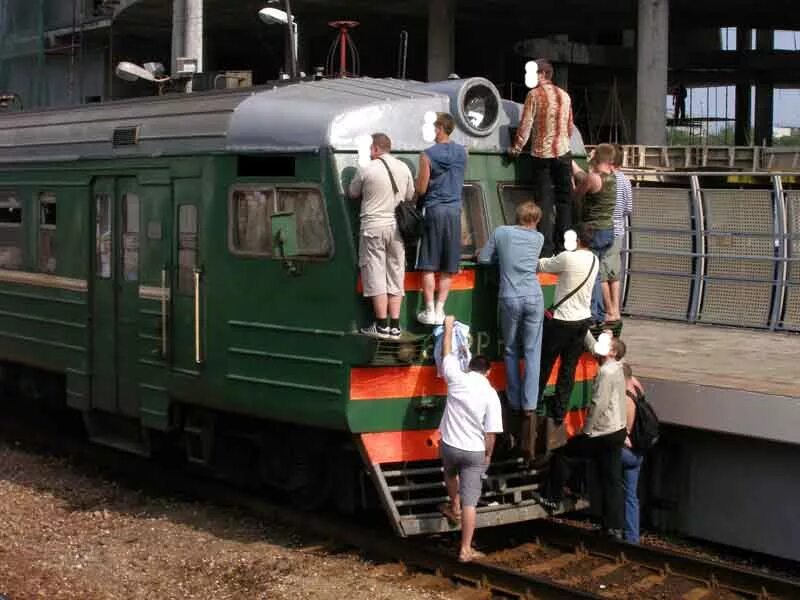 Прикольные картинки поезда. Прикольный поезд. Смешные поезда. Странные поезда. Приколы в поезде.