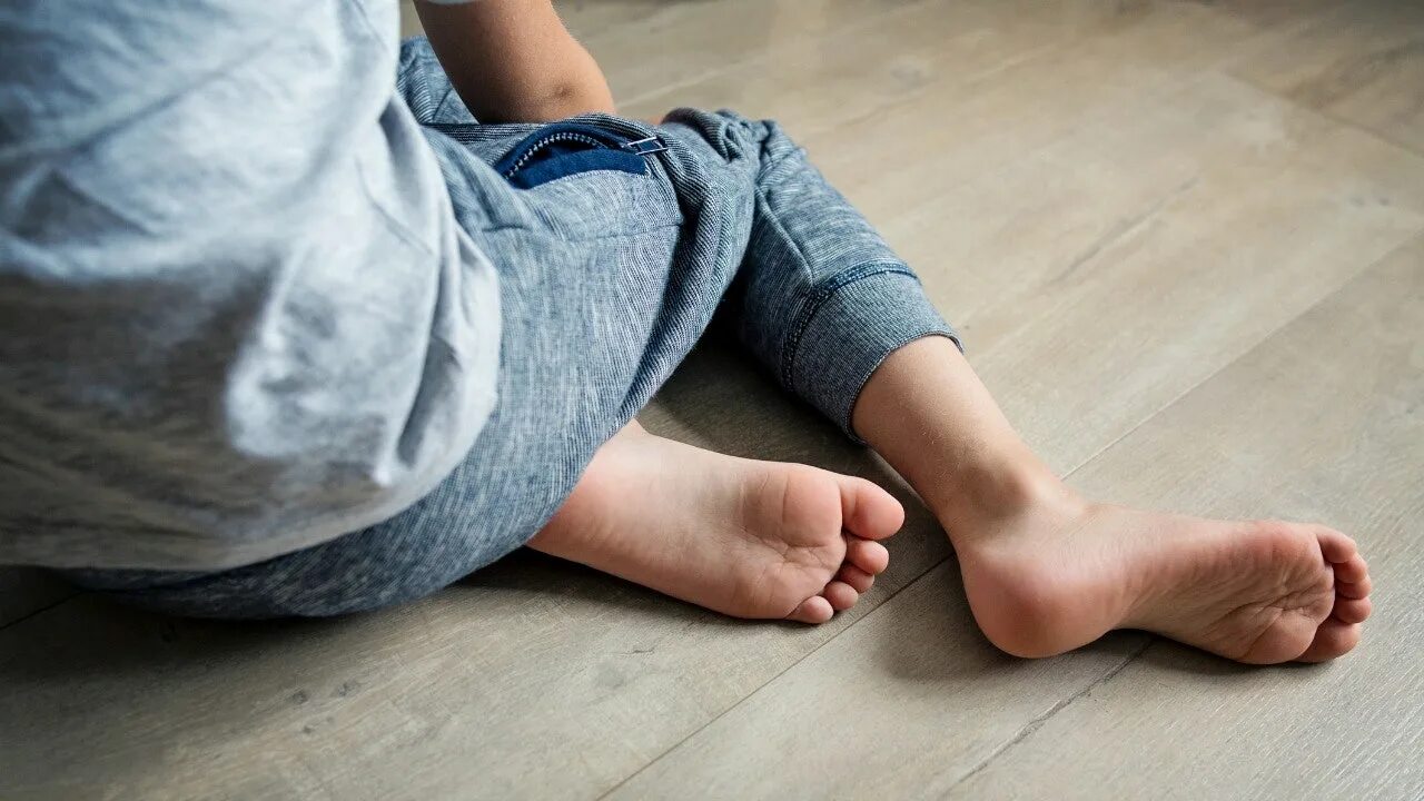 мальчики ступни ног. ноги парней. мальчики ступни ног. стопы мальчика. мальчики ступни ног.