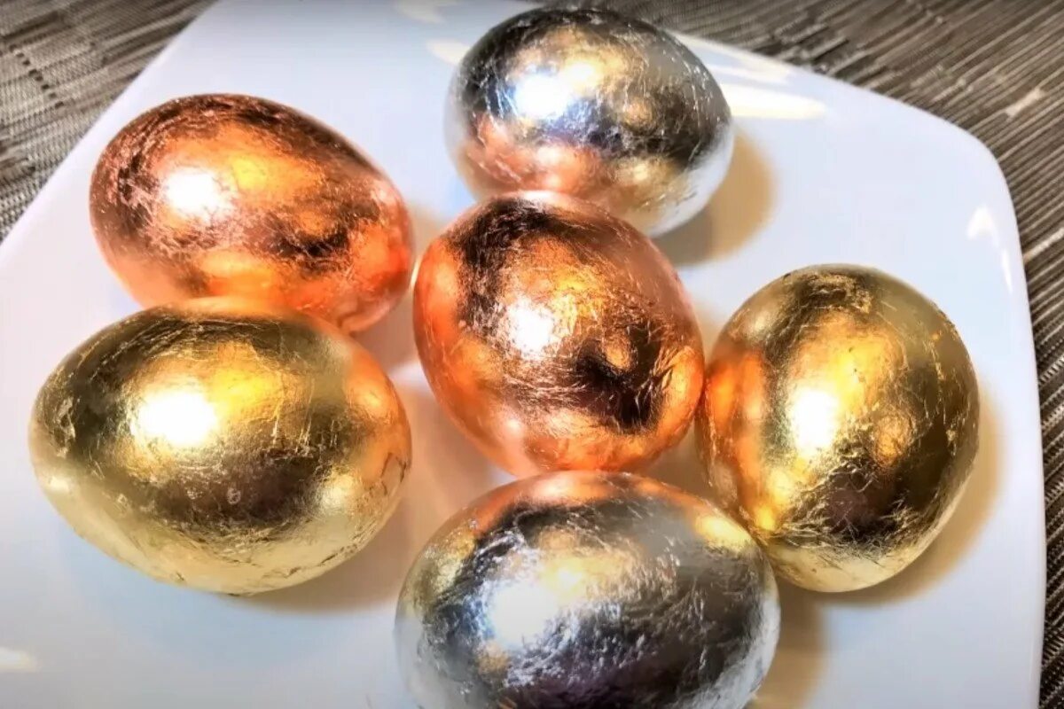 Пасхальные яйца с поталью. Перламутровые яйца на Пасху. Краска для яиц. Декор крашеных яиц. Как сделать красивые яйца