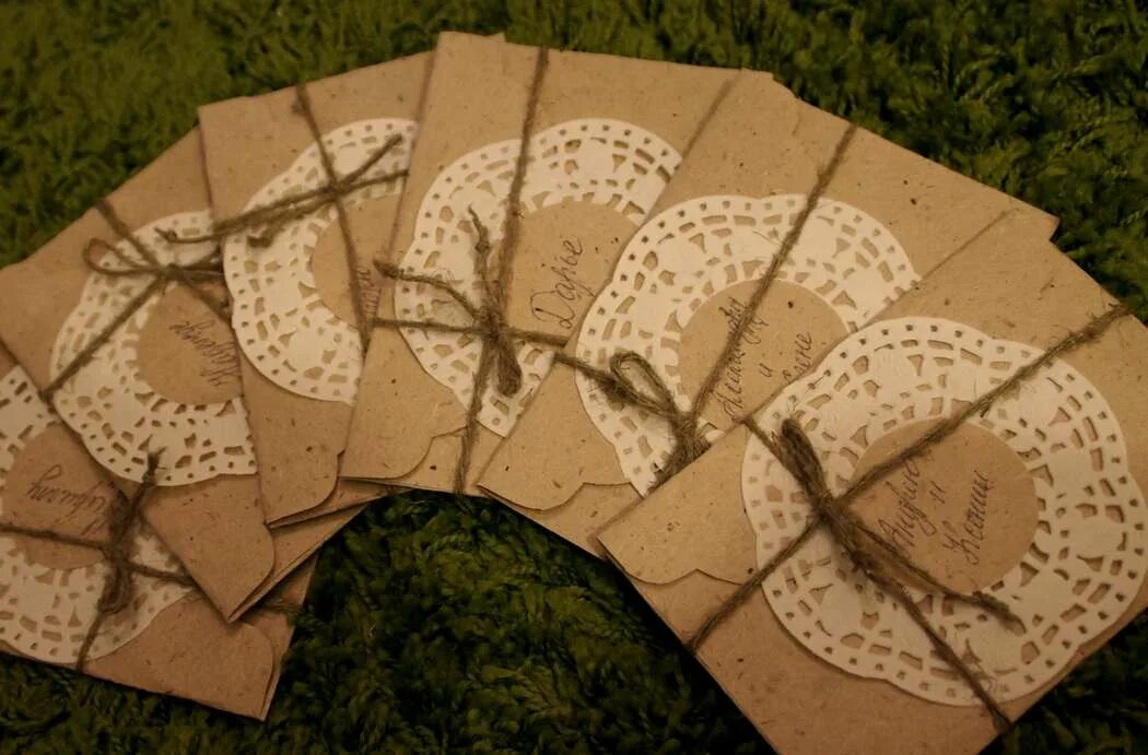 Конверт крафт с бечевкой. Конверт крафт подарочный. Конверт из гофрокартона. Поделки из крафт бумаги своими руками. Крафт бумага как сделать.