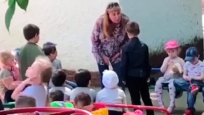 Воспитатели издевались. Детский дом издевательства. Родители издевались над ребенком. Воспитательница избила мальчика в детском саду. Женщина издевается над ребенком.