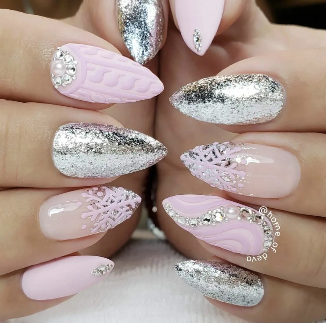 Дизайн ногтей праздничный красивый маникюр 12 Metallic Nail Designs to Try on Your Wedding Day Romantic nails, Fashion nail