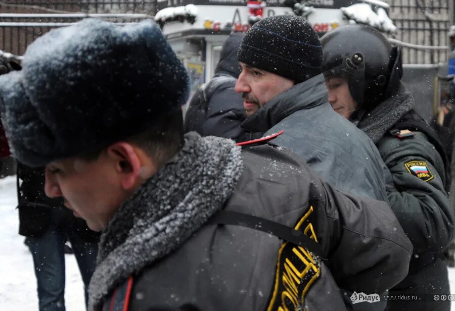 Задержания в санкт петербурге гостиный двор. Оскорб компания. Николай бондаренко депутат кпрф. Задержание в думе. Задержание в думе.