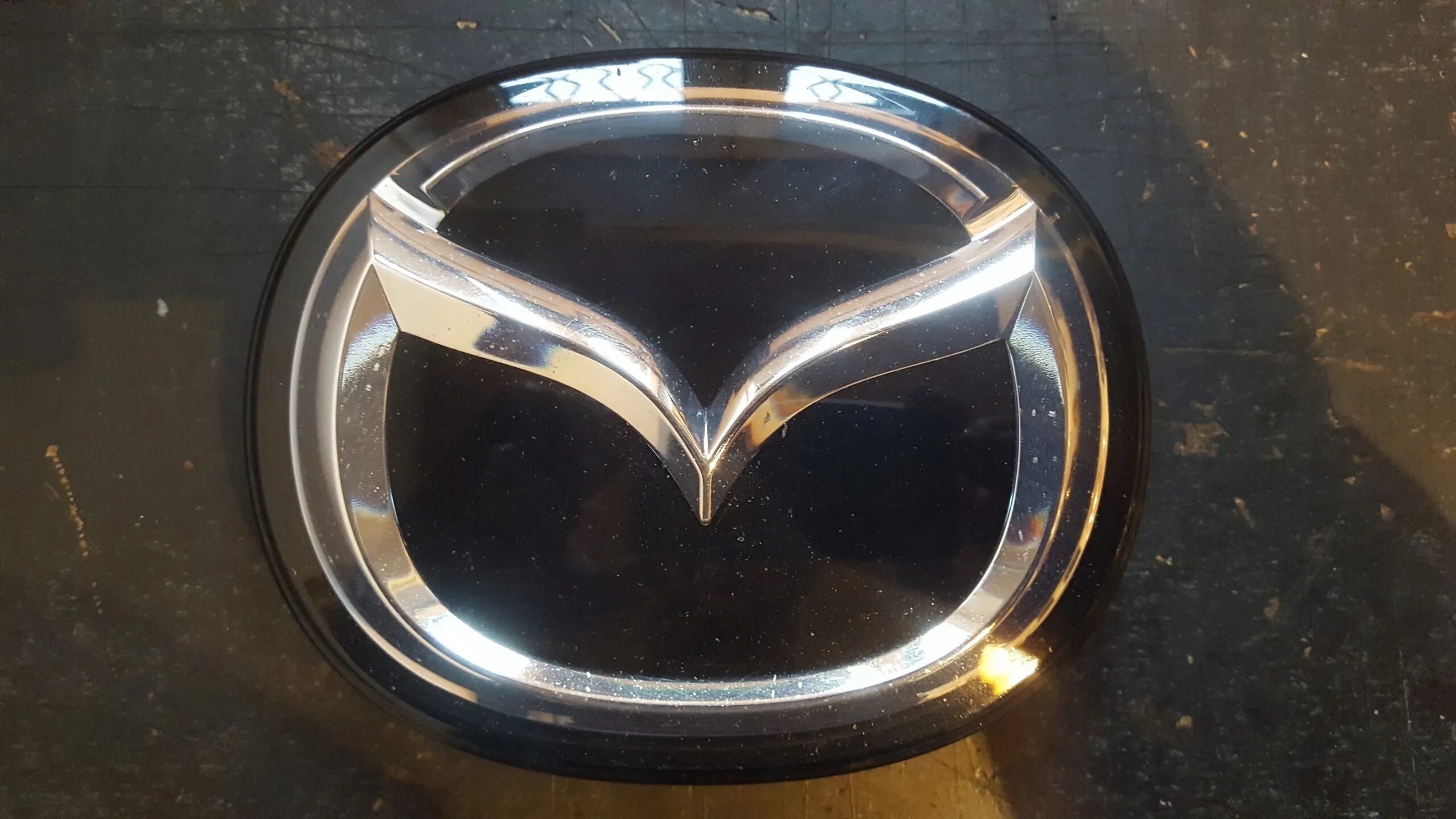 Значок мазда 3 на багажник. Мазда символ. Значок мазда на руль мазда 3. Mazda 5 logo. Логотип мазда 3 бк 2006.