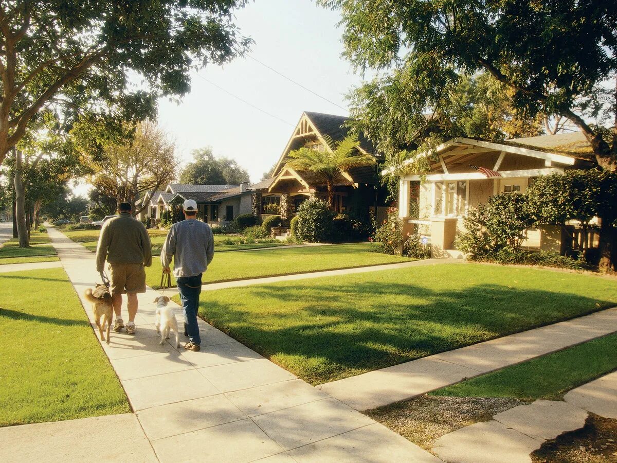 Соседи. Дружные соседи забор. Пригород далласа штат техас. Дом соседа. Соседи картинки.