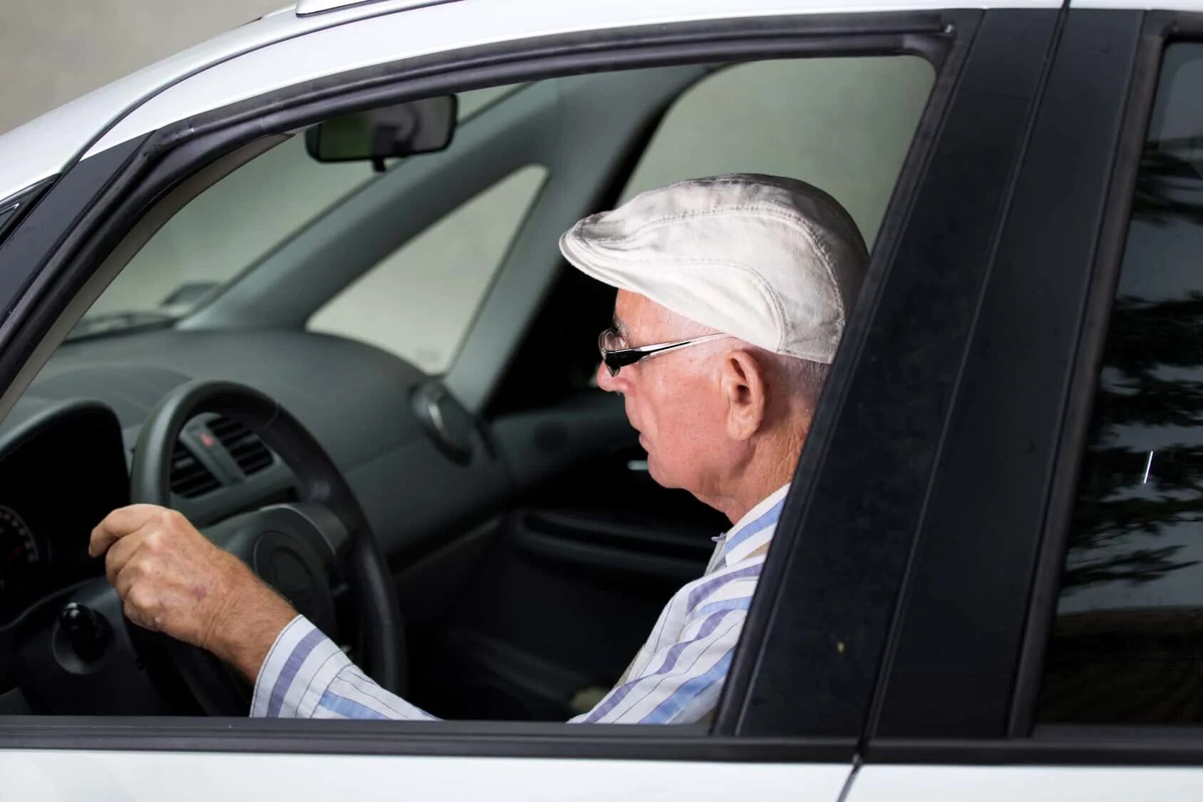 Транспортный налог для пенсионеров в 2024 году. Пенсионер за рулем. Машина для пенсионеров. Пенсионеры на авто. Транспортные льготы для пенсионеров.