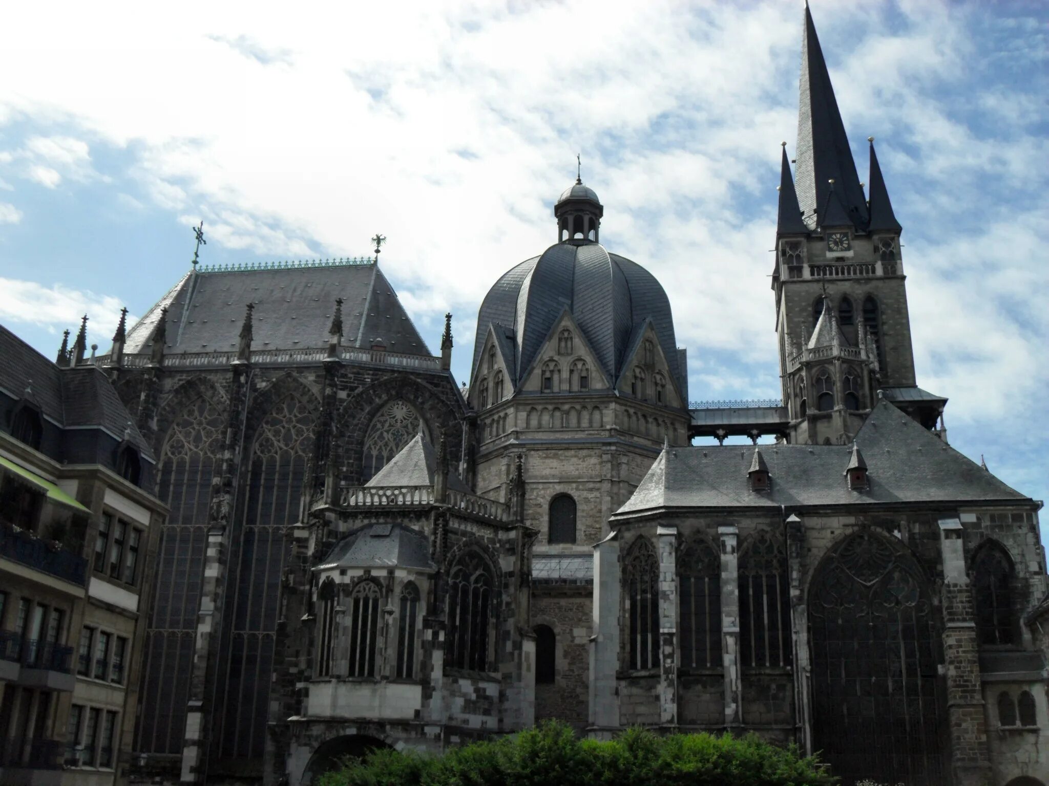 капелла это здание городского совета средневековом городе. собор сент шапель фасад. собор карла великого в аахене. центральный неф готического собора. капелла сент-шапель в париже.