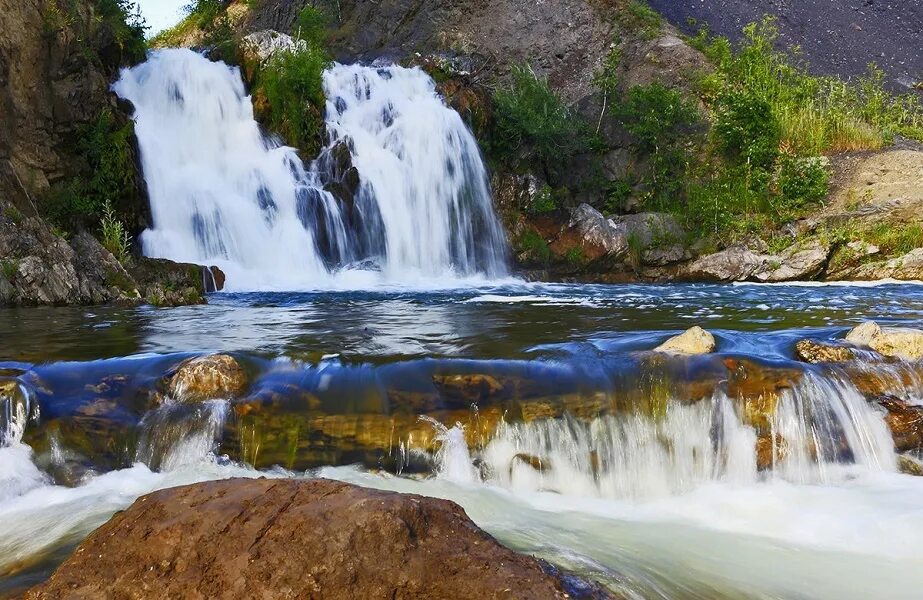 Беловский водопад Искитимский район. Беловский водопад Новосибирская область. Водопад в Искитимском районе. Западная Сибирь Беловский водопад. Природные достопримечательности новосибирска