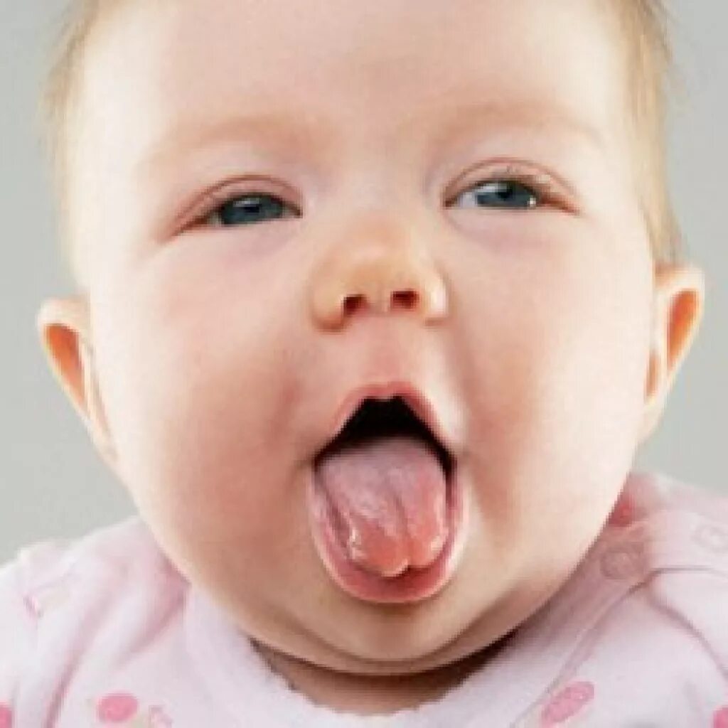 Малыш открывает рот. Белый налет на языке угрудничкп.