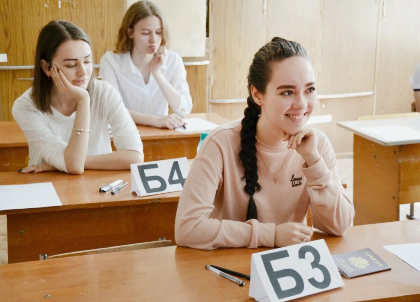 Школьники на ЕГЭ. Экзамены в школе. Ученики в классе экзамен. Экзамен 11 класс. Деньги за устный русский